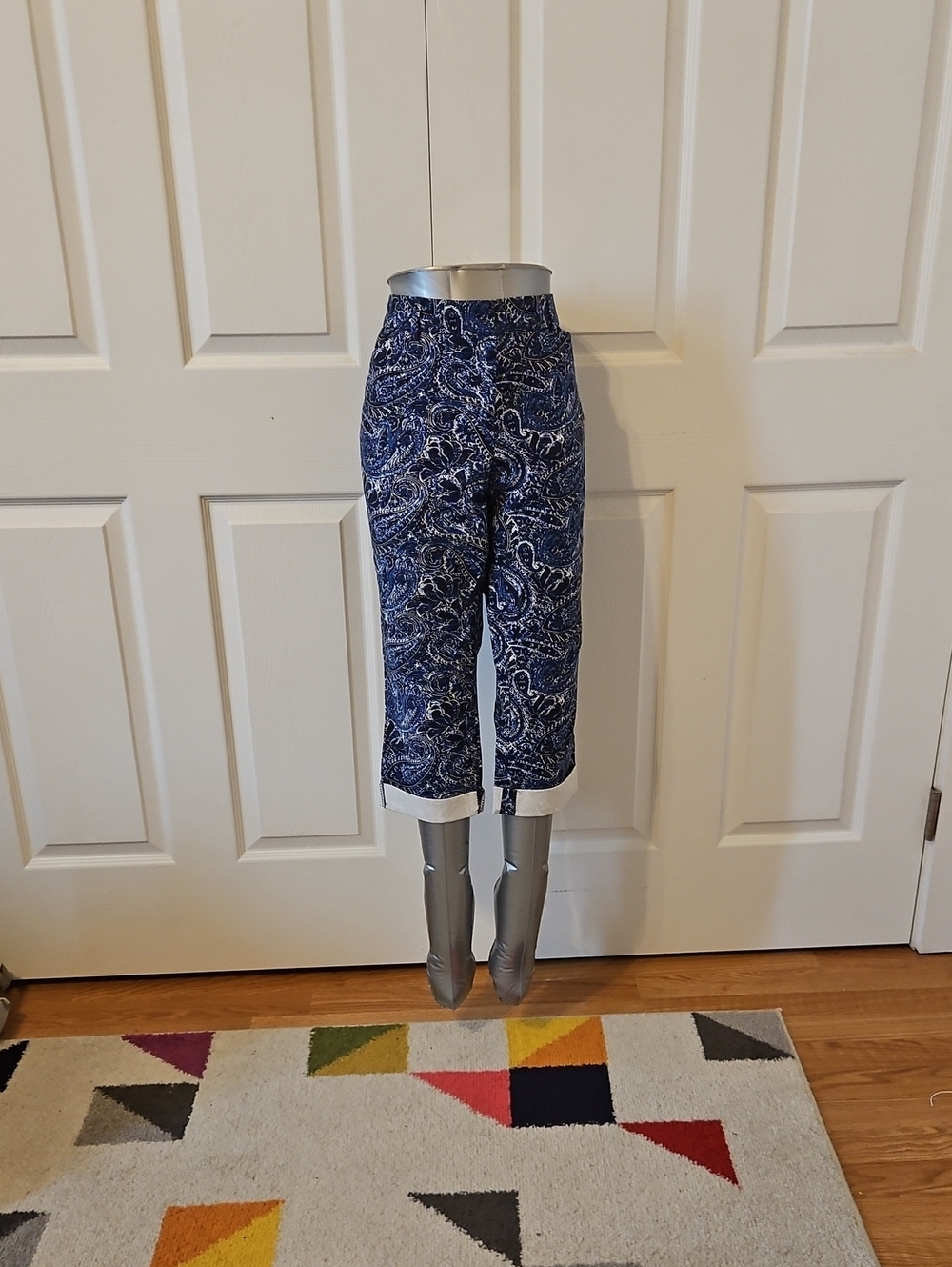 Adrienne Vittadini Navy And White Paisley Capri Pants Size 12 NWOT